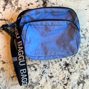 BAGGU Fanny pack in periwinkle